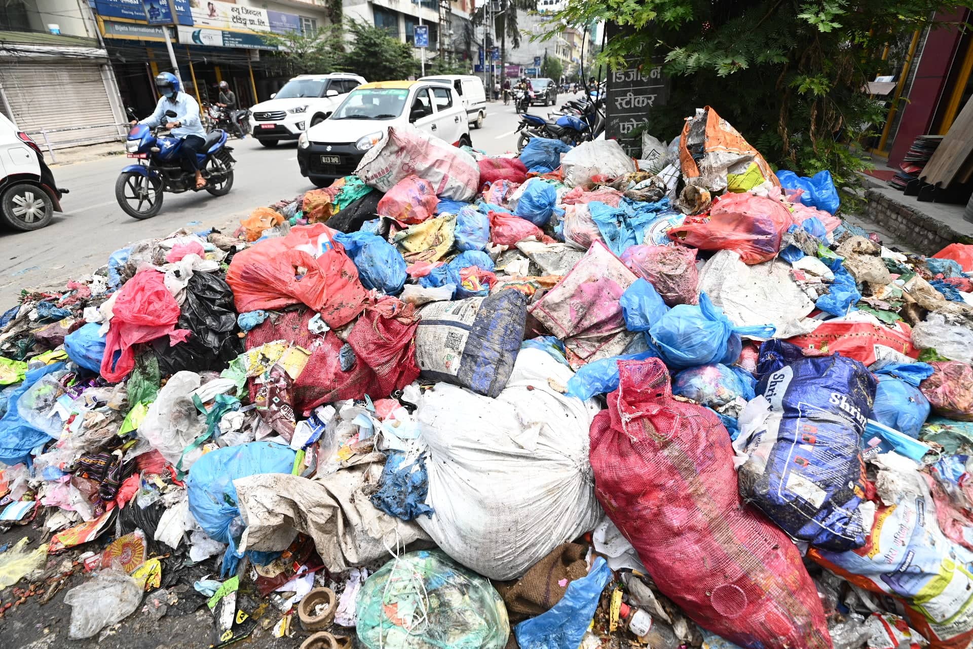 निःशुल्क फोहोर उठाउँदै भानु नगरपालिका